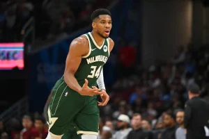 Warriors Receive Disappointing Giannis Antetokounmpo Update