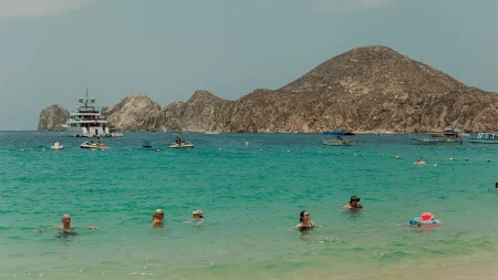 ‘Narco-banners’ reportedly threaten Americans in vacation hot spot where cartels rule like mafia: expert