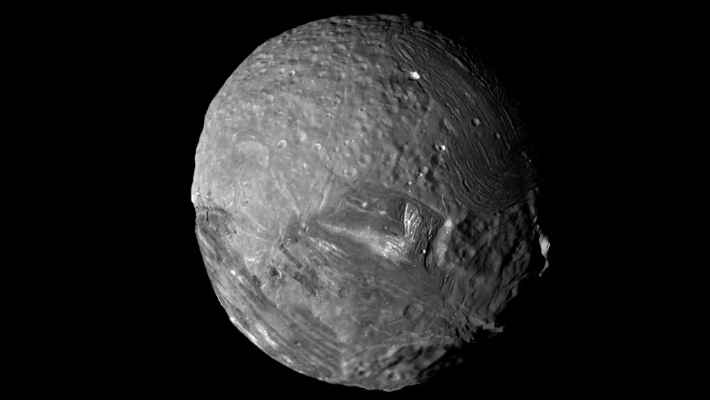Boiling oceans may sculpt the surfaces of small icy moons