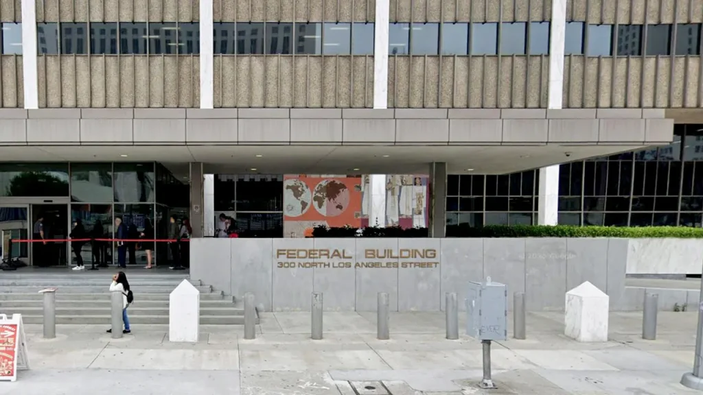 Man in custody for allegedly throwing Molotov cocktails into LA federal building, docs show