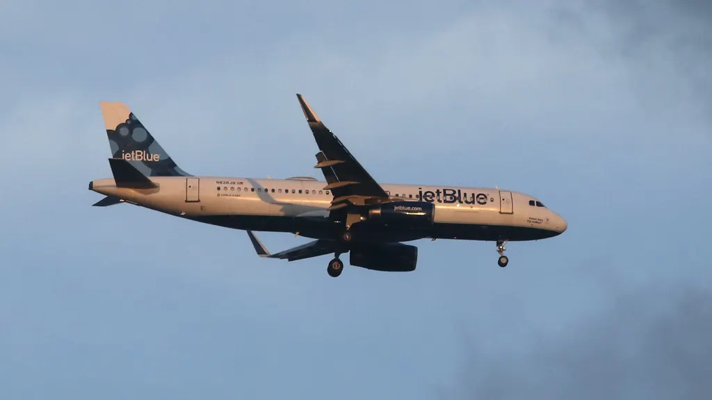 JetBlue pilot calls Air Force near-miss ‘outrageous’ after tanker crosses flight path
