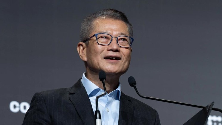 rewrite this title into a single title (don’t suggest multiple titles, just choose one, and don’t add “ to the title): Hong Kong hasn’t issued a single HKD stablecoin license after March target