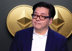 rewrite this title into a single title (don’t suggest multiple titles, just choose one, and don’t add “ to the title): Big Bull Tom Lee Explains the Main Reason Ethereum (ETH) is Falling! “If it Changes, the Price Will Rise!”