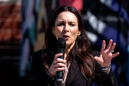 Gina Hinojosa Chances Against Greg Abbott Compared to Beto O’Rourke in 2022