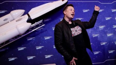 rewrite this title into a single title (don’t suggest multiple titles, just choose one, and don’t add “ to the title): Are retail traders selling their bitcoin to buy the SpaceX IPO?