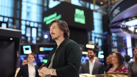 rewrite this title into a single title (don’t suggest multiple titles, just choose one, and don’t add “ to the title): Robinhood Chain’s real-world assets jump fivefold as tokenized stocks start trading in bigger size