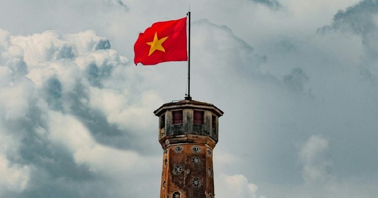 rewrite this title into a single title (don’t suggest multiple titles, just choose one, and don’t add “ to the title): Vietnam to fine crypto investors up to $1,900 for using unlicensed platforms