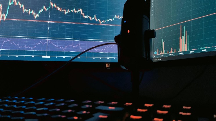 Bitcoin Surges Past $64,000 as Major Cryptocurrencies Slide