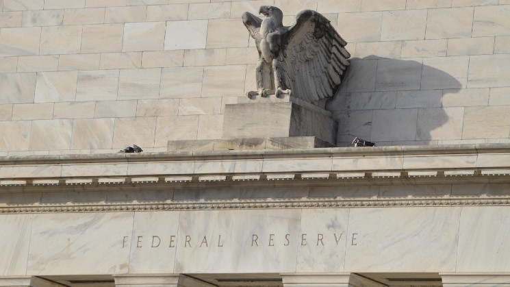 Bitcoin decouples from dollar index as U.S. stocks await Fed decision