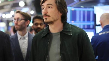 Robinhood CEO Fires Back at AMC CEO in Escalating Stock Token Feud
