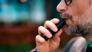 Selena Gomez’s vaping admission highlights hidden health risks doctors say millions face daily